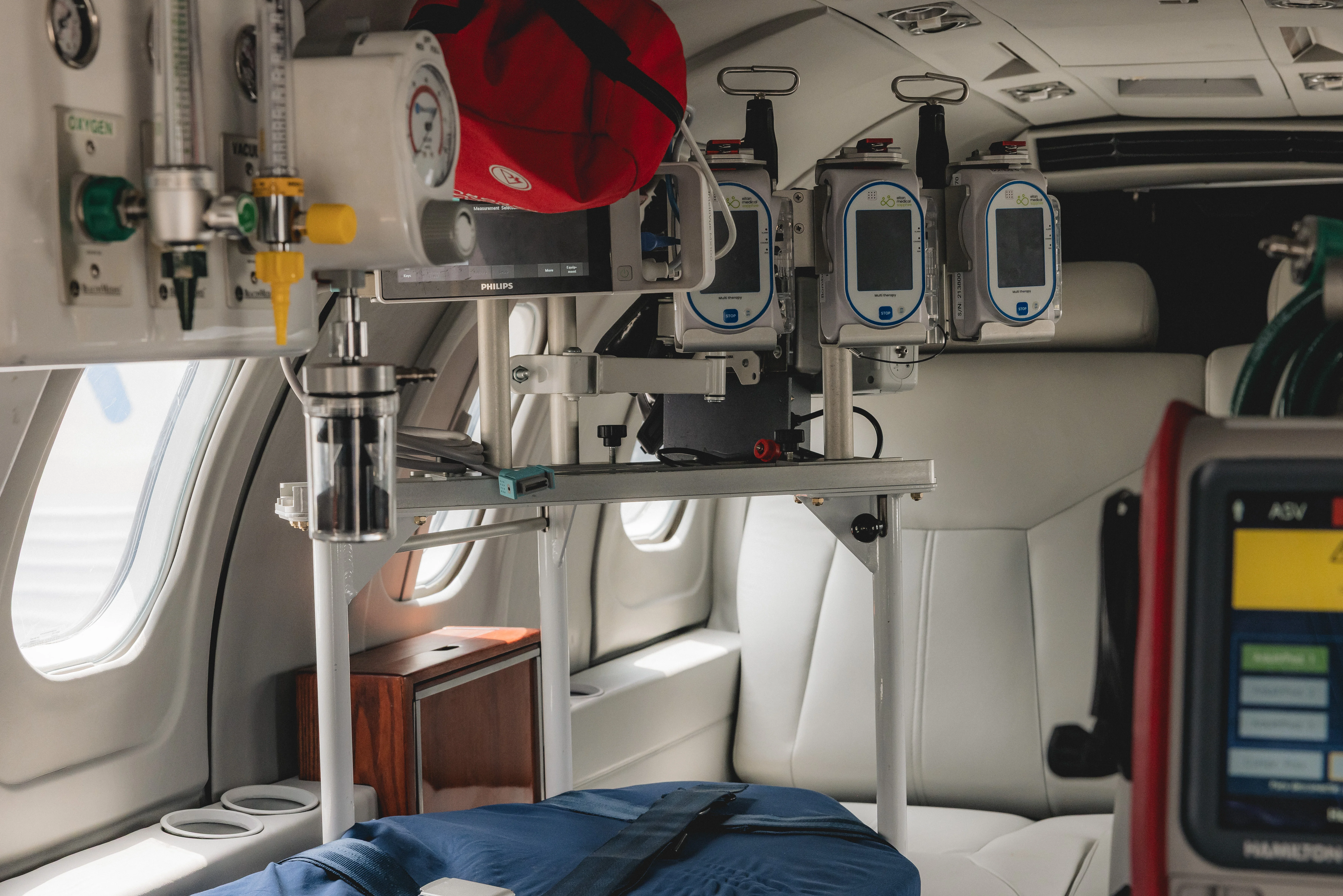 Transporte aeromédico con camilla y correas de seguridad para pacientes
