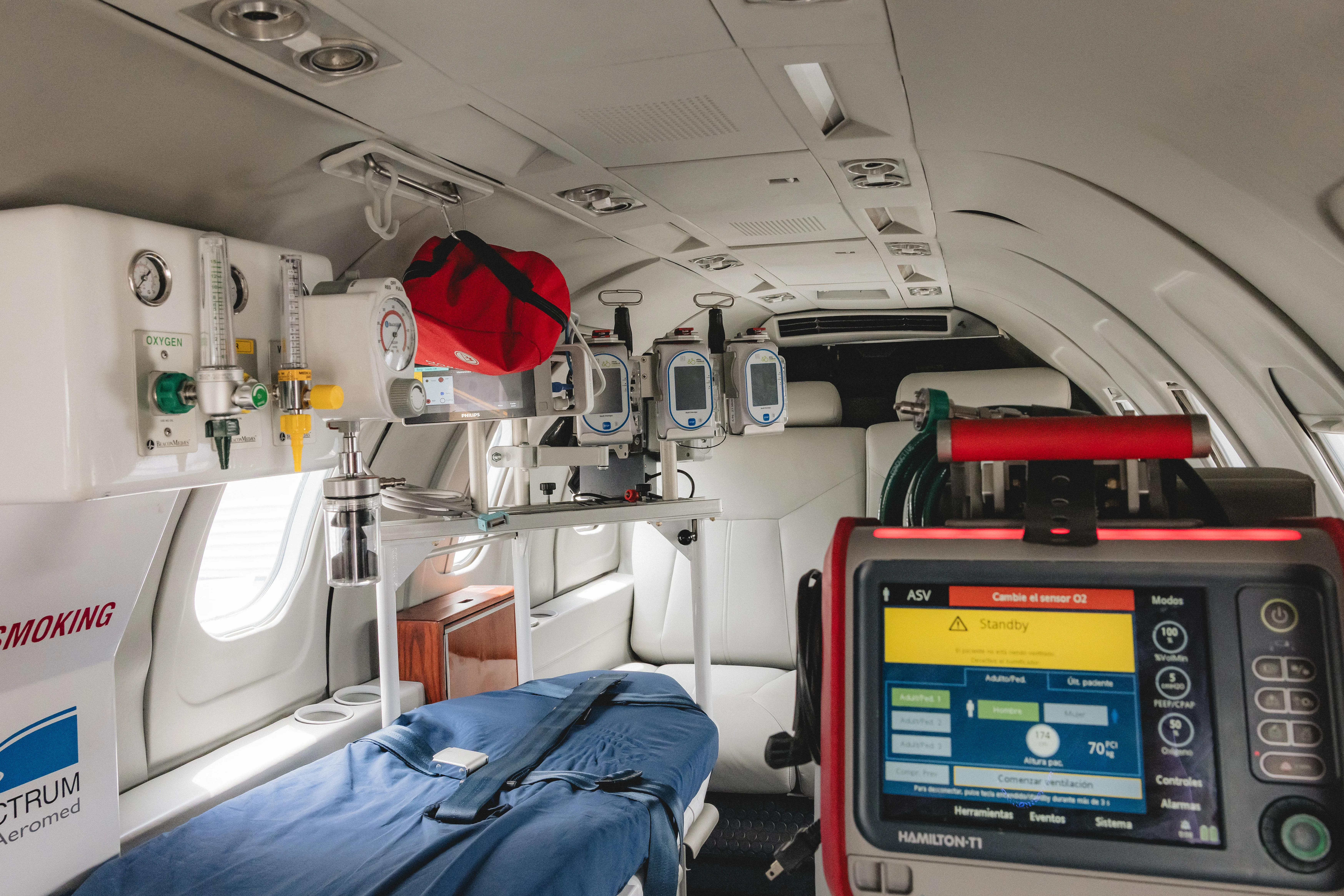 Aeropuerto con hangares y aviones de ambulancia aérea estacionados
