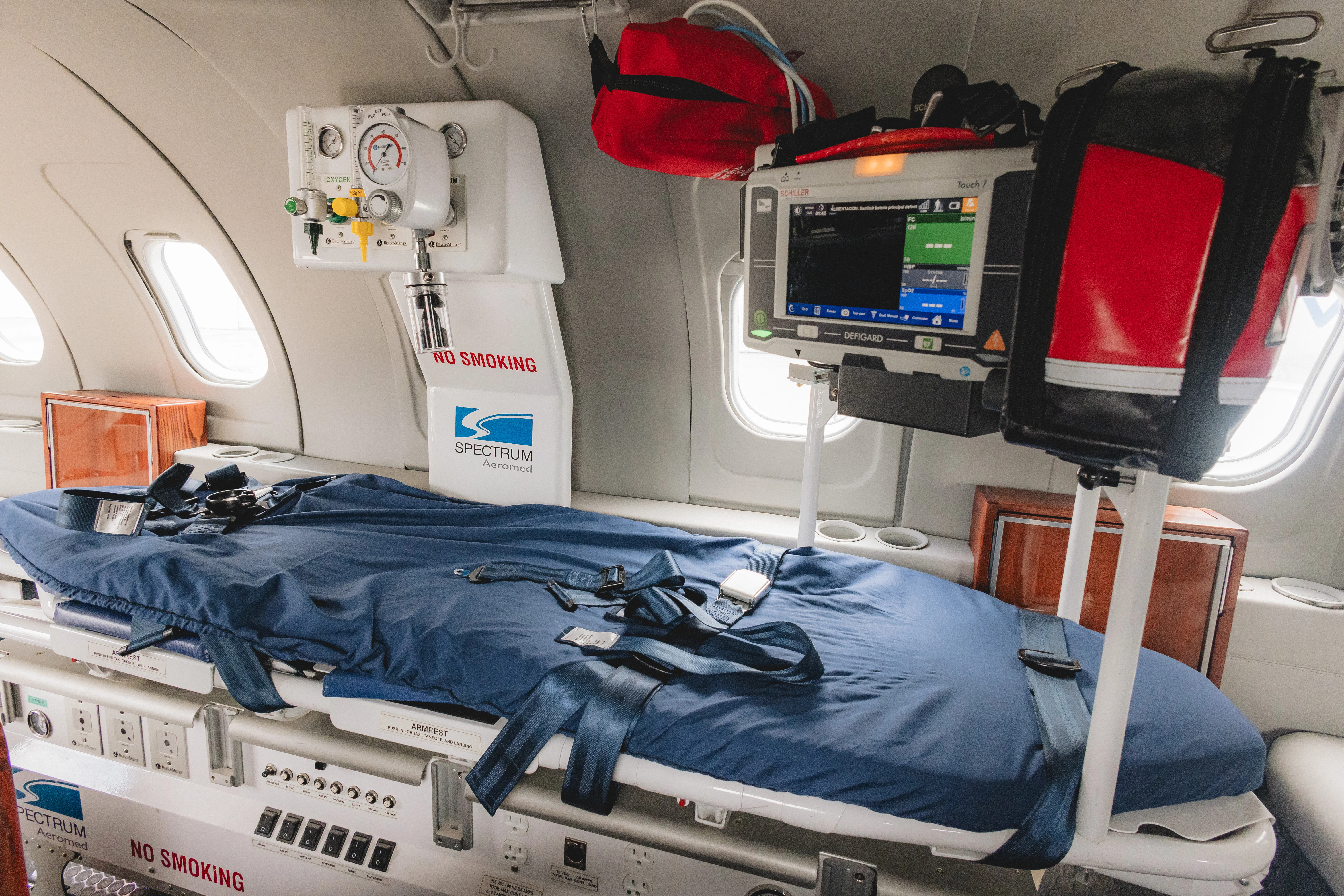 Interior de avión ambulancia con ventilador Hamilton T1 y equipos de cuidados críticos